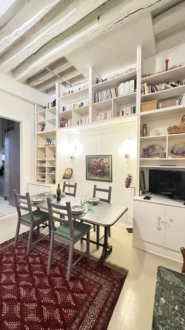 Spacious Apartment In Parijs